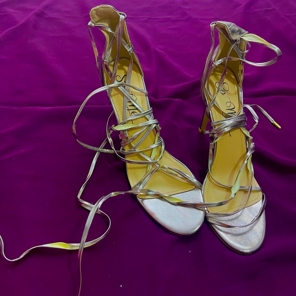 High heels with strap